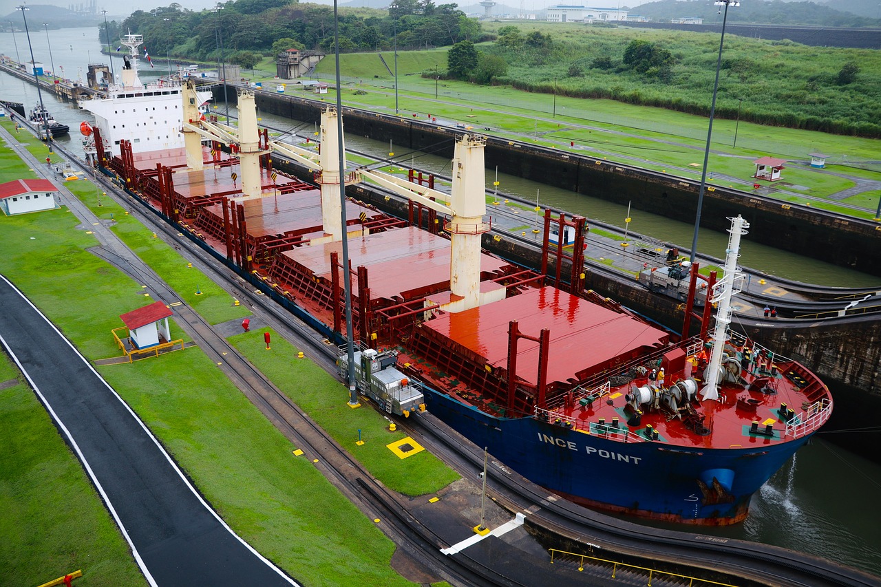 Buque de carga cruzando las esclusas del Canal de Panamá